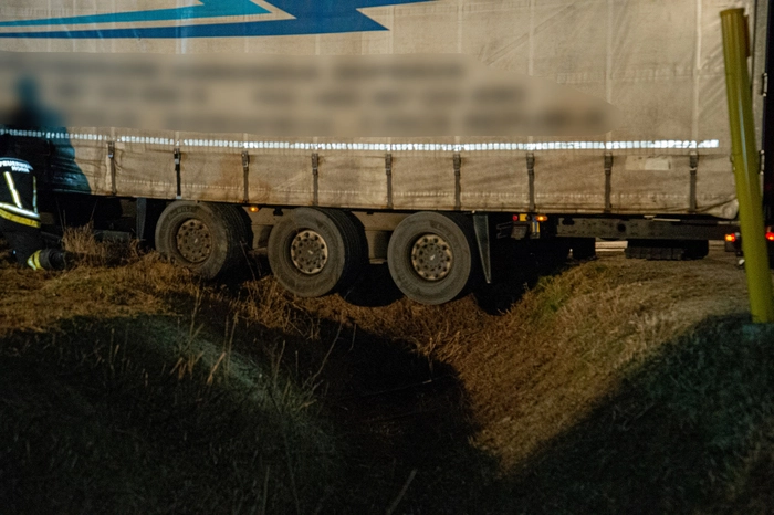 Nach Absichern der Einsatzstelle musste mit Holz ein Unterbau gebaut werden.