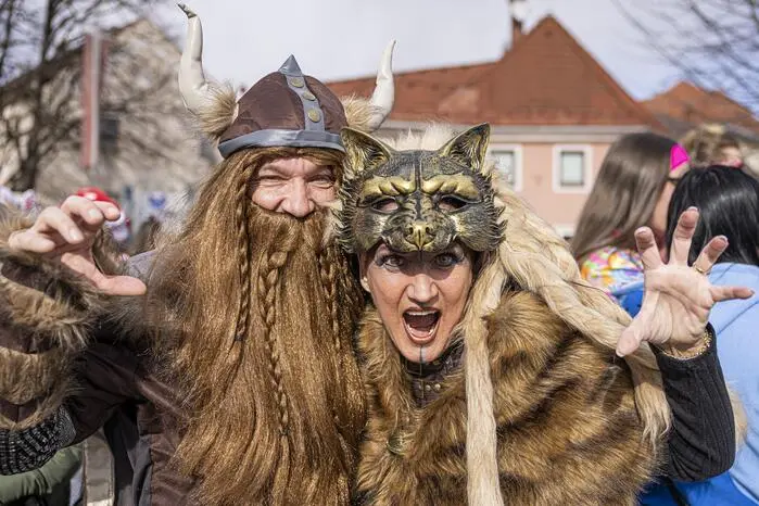 Hunderte Besucher waren beim Umzug dabei.