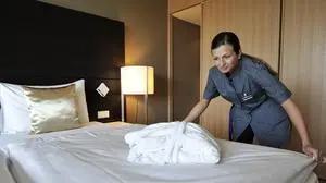 APA7994932-2 - 24072013 - WIEN - ÖSTERREICH: ZU APA-TEXT WI - THEMENBILD - Illustration zum Thema 'Tourismus, Hotel, Wien-Tourismus: Halbjahresbilanz 2013': Ein Zimmermädchen am Mittwoch, 23. Mai 2012, bei Aufräumarbeiten in einer Suite des Park Royal Palace Hotels in Wien. APA-FOTO: HERBERT NEUBAUER,sujet, feature,gastronomie