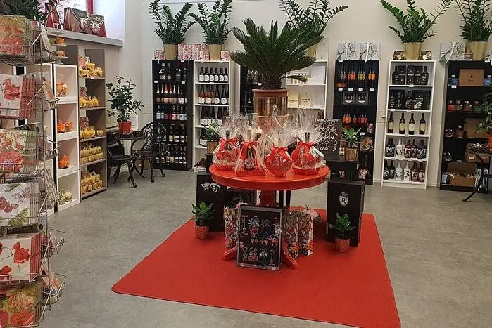 ... wie handgeschöpfte Schokolade, Trüffel, Pralinen, Weine, Bonbonnieren, Honig und Liköre aus der Region.