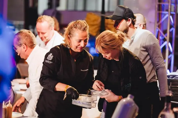 Renate Wrann vom Seehotel Europa (links) und Janin Baumann vom Electric Garden bei der Zusammenarbeit in der Pop-up Küche.