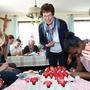 Die Trachtengruppe Steuerberg bemalt über 250 rote Eier, Mitte: Obfrau Gisela Rainer