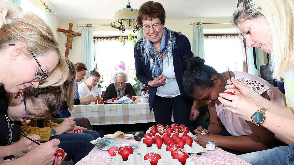 Die Trachtengruppe Steuerberg bemalt über 250 rote Eier, Mitte: Obfrau Gisela Rainer