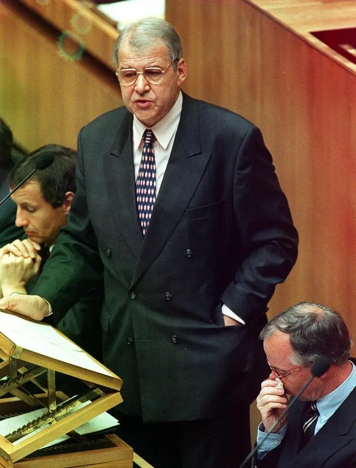 Download von www.picturedesk.com am 02.05.2025 (16:16). 
Finanzmnister Rudolf Edlinger, stehend, haelt am Mittwoch, dem 25. Maerz 1998 im Parlament seine Budgetrede wo er das Budget fuer das Jahr 1999 vorlegt. Demnach soll das Defizit 70 Mrd. Schilling betragen, was umgerechnet 2,6 % des Bruttoinlandsproduktes betraegt. Links im Bild ist Familienminister Martin Bartensteinund rechts Verteidigungsminister Werner Fasslabend (AP Photo/Martin Gnedt) - 19980325_PD0141 - Rechteinfo: Rights Managed (RM)