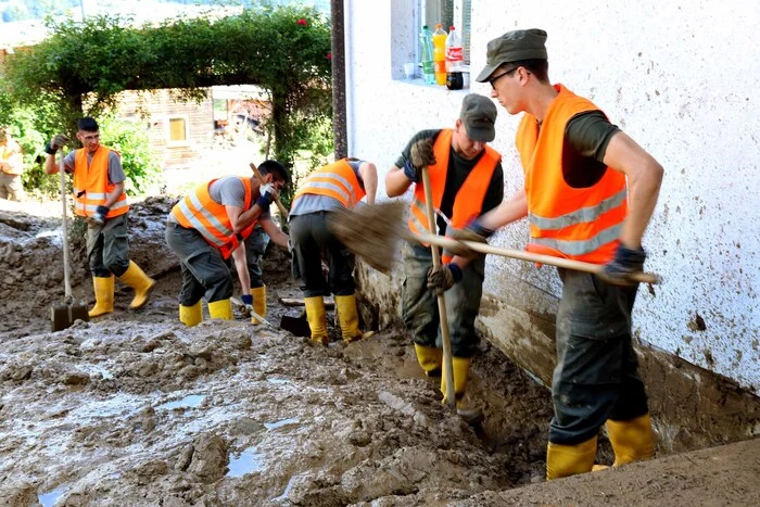 Auch mit der Schaufel wird geholfen und der Schlamm beseitigt