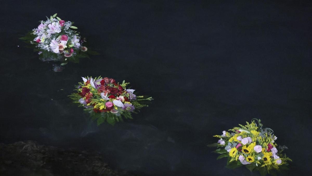 In Gedenken an die sieben Todesopfer warfen Trauernde Blumen ins Meer | In Gedenken an die sieben Todesopfer warfen Trauernde Blumen ins Meer