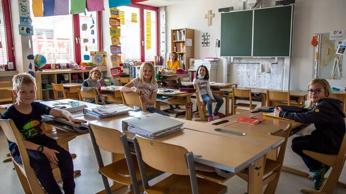 Die Volksschule Völkermarkt Stadt muss ihre großen Klassen in Gruppen teilen und hat sich für den täglichen Wechsel der Gruppen entschieden. „Dies bedeutet, dass jeder Schüler jeden zweiten Tag in die Schule kommt“, sagt Direktor Norbert Haimburger.