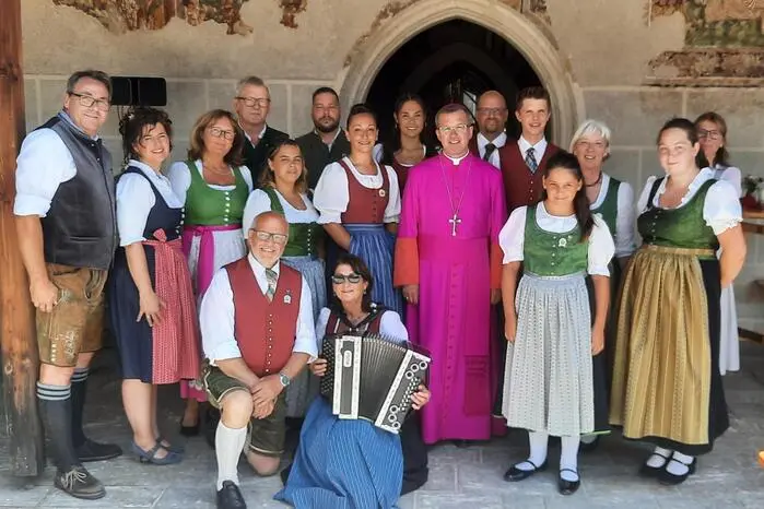 Abordnungen der Trachtenvereine aus dem Seelsorgeraum an der Eisenstraße St. Peter-Freienstein, Trofaiach, Eisenerz tanzten auf