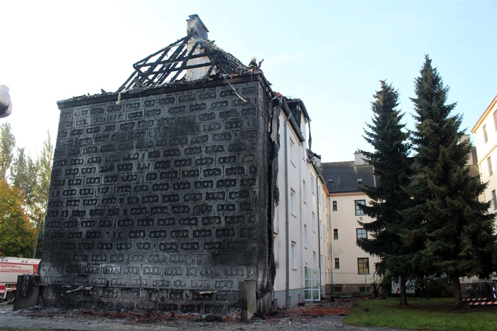 Eine Müllinsel in der Herzogenburger Straße war gegen 5.30 Uhr in Flammen aufgegangen, der Brand breitete sich auf die Fassade und den gesamten Dachstuhl des angrenzenden Mehrparteienhauses aus. Einsatzkräfte von Feuerwehr und Polizei brachten die Bewohner in Sicherheit. Da entlang der Straße viele Autos geparkt waren und immer wieder Teile vom Dach fielen, brachten die Helfer auch einige Fahrzeuge aus dem Gefahrenbereich.
