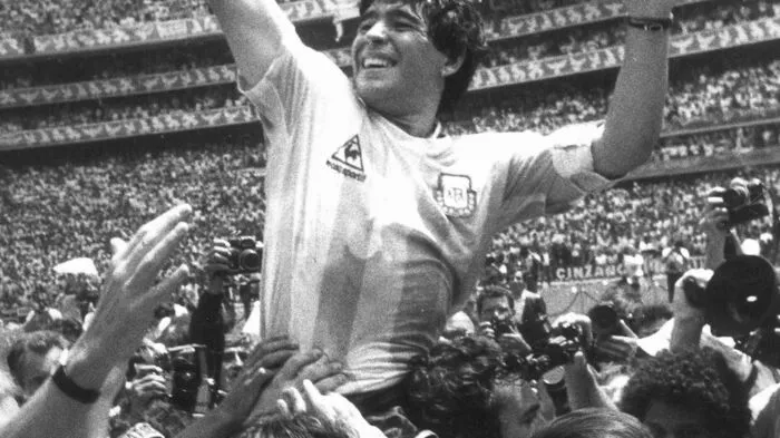 ... seiner Karriere: der WM-Titel 1986, zu dem er sein Land Argentinien fast im Alleingang führte. Weit über Argentinien und die Fußballwelt hinaus wird der Tod von Diego Maradona betrauert.