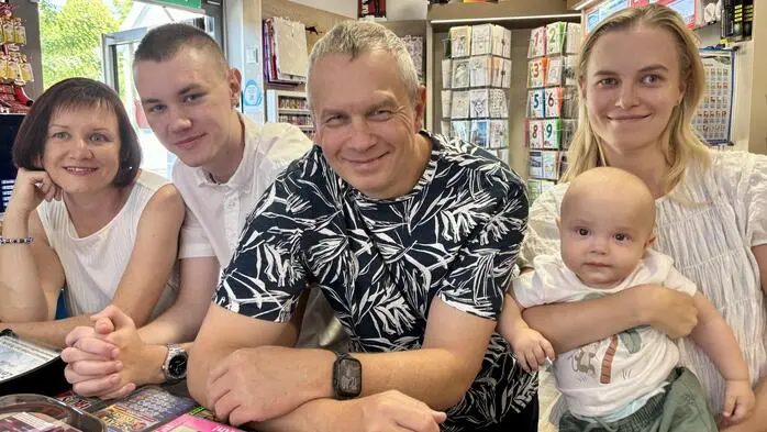 Drei Generationen in der Trafik Hart in Wagna (v.l.): Mutter Sandra Hart, Sohn Niklas, Vater Volker Hart und Tochter Alina-Jana Hart mit ihrem acht Monate alten Sohn Finn
