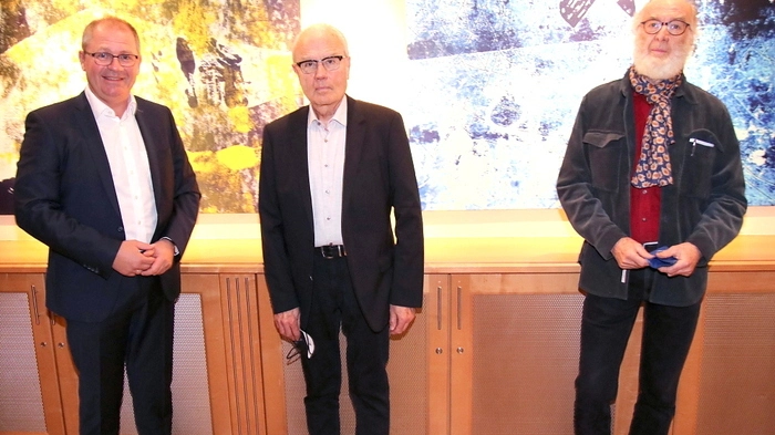 Bürgermeister Bernd Osprian begrüßte die zahlreichen Gäste zur Vernissage, Walter Titz würdigte die Person und das Schaffen des Künstlers, das Ensemble der Musikschule Voitsberg begleitete gefühlvoll den Abend.