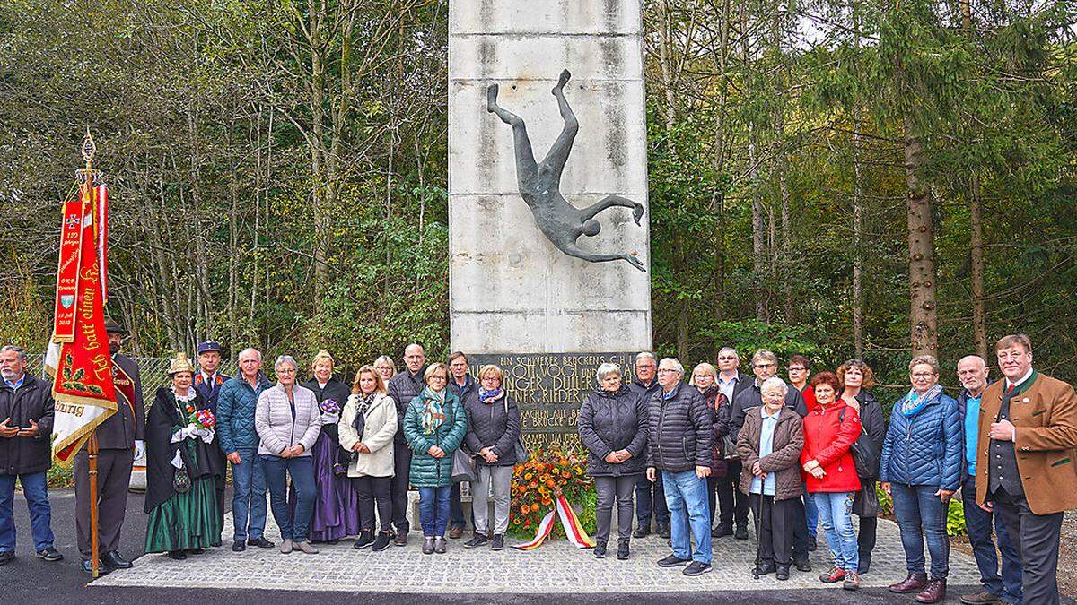 Die Angehörigen der vor 45 Jahren verunglückten Arbeiter beim Brückenbau mit den Vertretern der Stadt Gmünd