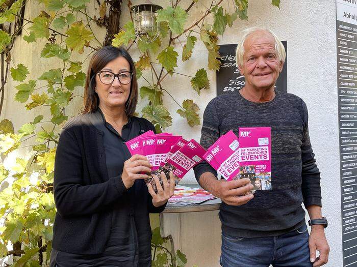 Andrea Pecile und Erhard Blaßnig mit dem neuen Programm für den Stadtsaal Feldkirchen