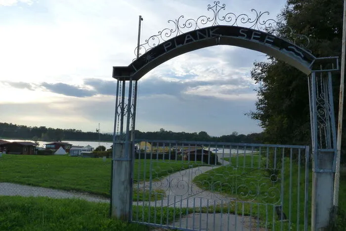 12: Tragischer Todesfall am Planksee, weil ein Fischer vergessen hatte, seinen Gaskocher abzuschalten.