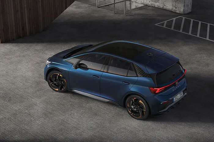 Die Sonderedition namens „Born Alpha“ wird ausschließlich in Österreich angeboten: Sie bringt eine 58-kWh-Batterie, bis zu 420 Kilometer Reichweite und leistet bis zu 150 kW (204 PS). Der Einstiegspreis liegt bei 35.390 Euro, der durch die Förderungen auf 29.990 Euro schrumpft.