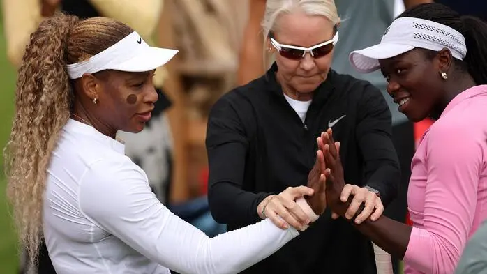 Serena Williams (links) mit Doppelpartnerin Victoria Mboko in Queens