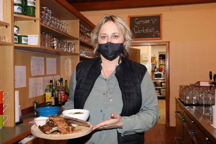 Im Almgasthof „Einkehr“ serviert Ihnen am Freitag Nicole Grießer die köstlichen Ripperln.