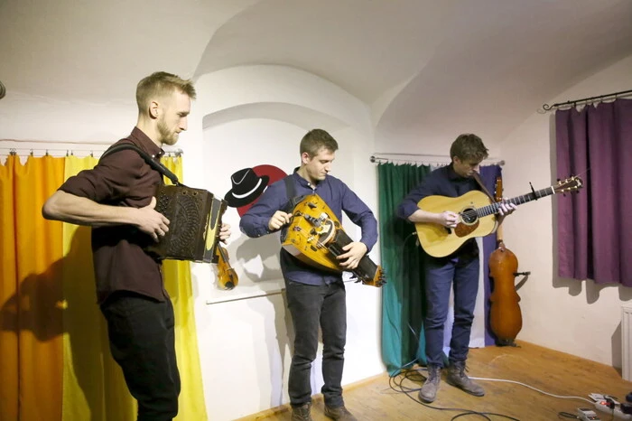 Übrigens: Gleich zwei Top-Musikgruppen geigten am Sonntagabend auf: Das Trio „Dhoore“ . . .
