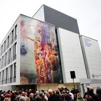 Die mit Gustav Klimts Gemälde „Die Medizin“ bedruckten Fassadenbauteile des Anna Spiegel Forschungsgebäudes am MedUni Campus Wien sind von Fundermax