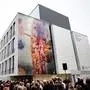 ABD0059_20241113 - WIEN - ÖSTERREICH: Projekt Zukunftsbild: Gustav Klimts Gemälde "Die Medizin" wurde mit Hilfe von künstlicher Intelligenz rekonstruiert und an der Fassade des Anna Spiegel Forschungsgebäude am MedUni Campus angebracht. .Bild: Die Fassade mit Gemälde am Mittwoch, 13. November 2024, anl. des Medientermins Enthüllung "Die Medizin" in Wien. - FOTO: APA/EVA MANHART