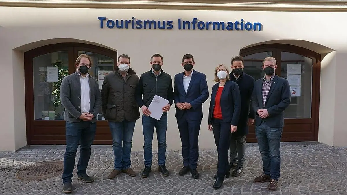 Die Übergabe der Fördermittel erfolgte durch Landesrat Martin Gruber (Mitte)