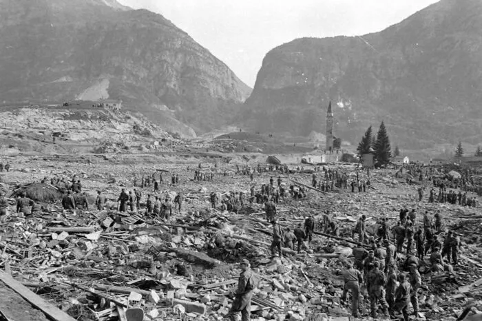 Die bis zu 170 Meter hohe Flutwelle verfehlte die Dörfer Erto und Casso um wenige Meter, zerstörte höher gelegene Ansiedlungen, schwappte über die Mauer und machte die Kleinstadt Longarone dem Erdboden gleich.