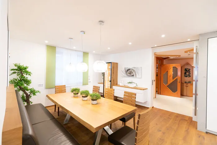 Wenn die ganze Familie zum Essen kommt, braucht man Platz. Im Hintergrund der Blick in den noch nicht renovierten Wohnungsbereich - das Vorzimmer aus Ahornholz.
