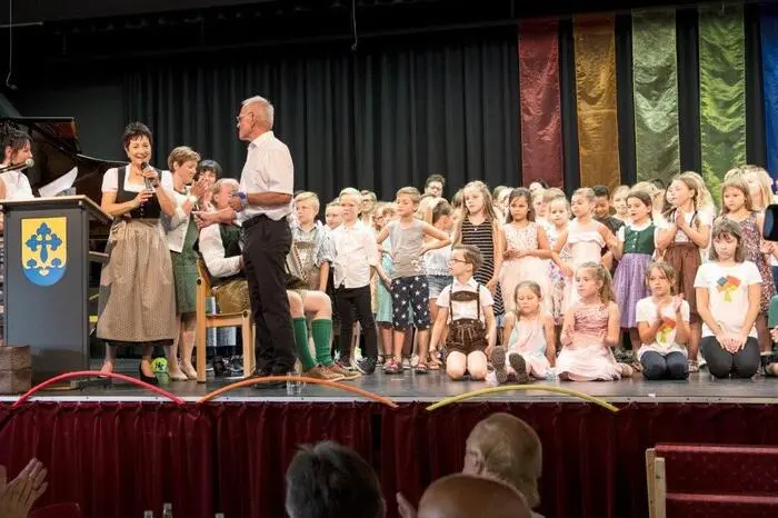 Mit Tänzen, Liedern, einer historischen Modenschau und Interviews mit Ehrengästen spannten die Schülerinnen und Schüler einen weiten Bogen durch die Geschichte der Schule