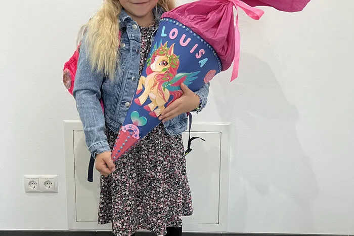 Seit Monaten hat sie sich auf diesen Tag gefreut - nun ist es endlich so weit. Louisa besucht seit Montag die Volksschule in Lannach. Hier können Sie Ihre Bilder hochladen und am Gewinnspiel teilnehmen  