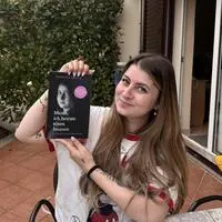 Rebecca Brock mit ihrem Buch „Mama, ich heirate einen Insassen“