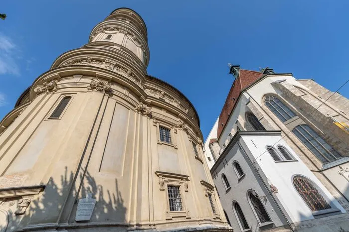 Zwischen Bürger- und Burggasse: Dom mit Mausoleum.