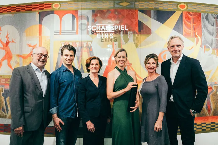 Die strahlende Preisträgerin mit Langzeit-Kulturamtsleiter Peter Grabensberger, Schauspieler Daniel Doujenis, Prof. Dr. Elgrid Messsner, Schauspielhaus-Intendantin Iris Laufenberg und Kulturstadtrat Günter Riegler.