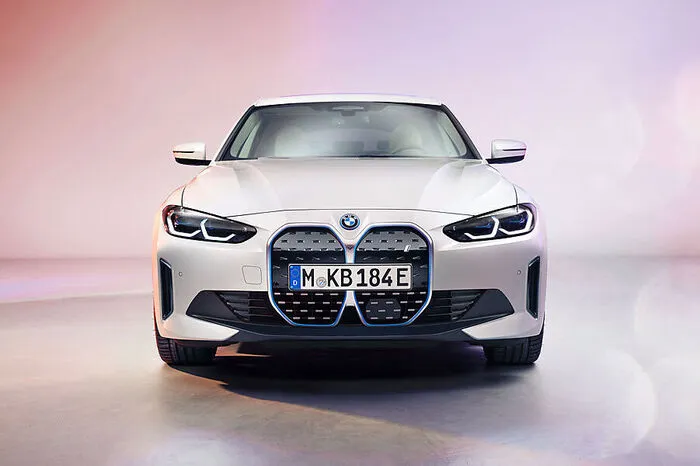 Die Batterie wiegt 550 Kilogramm und speichert rund 80 kWh, die für eine Reichweite von bis zu 590 Kilometern nach dem WLTP-Zyklus gut sein sollen.