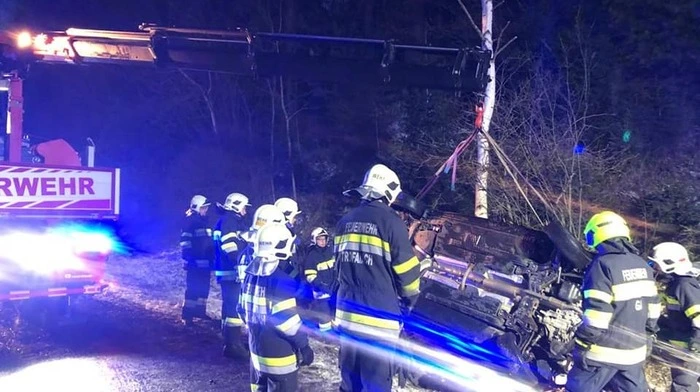 "Verkehrsunfall mit eingeklemmter Person" lautete das Alarmstichwort für die Freiwilligen Feuerwehren Gai, Trofaiach und Hafning ...
