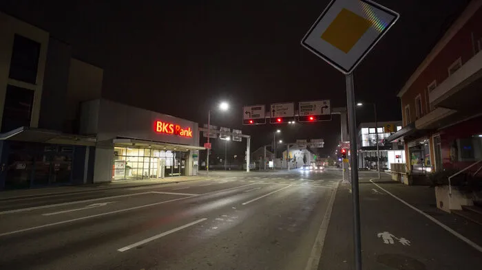 Kreuzung Birkfelder Straße/Kapruner-Generator-Straße: Hier sind ein paar Autos unterwegs.