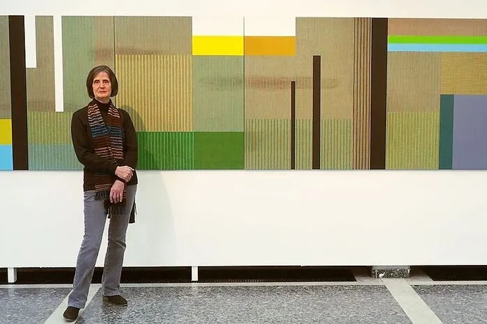 Würdigungspreis Bildende Kunst (6000 Euro): Ob es nun ein Baum vor ihrem Haus am Radsberg oder eine Reise mit der Transsibirischen Eisenbahn ist – stets geht Zorka L-Weiss von äußeren Phänomenen aus, um deren Strukturen in einfache geometrische Formen und farbliche Kraftfelder zu verwandeln. Mit ihrer besonderen Form der Aneignung von Wirklichkeit hat sich die 75-jährige Klagenfurterin schon vor vielen Jahren einen Fixplatz im Kärntner Kunst-Olymp erarbeitet. Sie studierte bei Max Weiler an der Akademie der bildenden Künste Wien und absolvierte die Lehramtsprüfung für bildnerische Erziehung. Bis 2003 unterrichtete sie am BRG für Slowenen in Klagenfurt. Zuletzt waren ihre Arbeiten hierzulande 2020 in der Personale „Metamorphos/ze“ in der Alpen-Adria-Galerie Klagenfurt sowie im MMKK („Fokus Sammlung 06) zu sehen. 