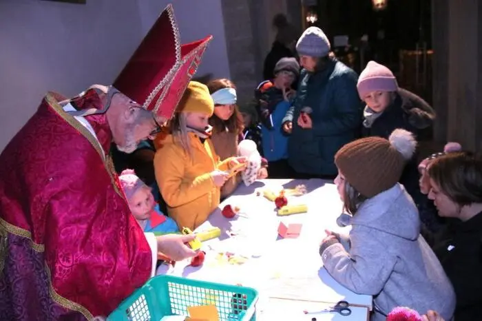 Außerdem wurde zum Basteln in die dem heiligen Nikolaus geweihte Pfarrkirche geladen.