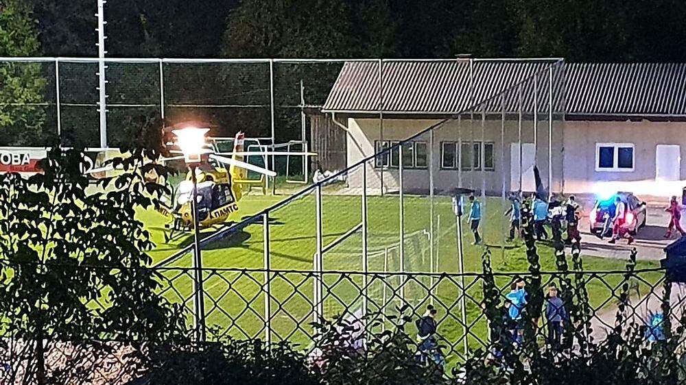 Der Hubschrauber landete auf dem Sportplatz in Eggersdorf