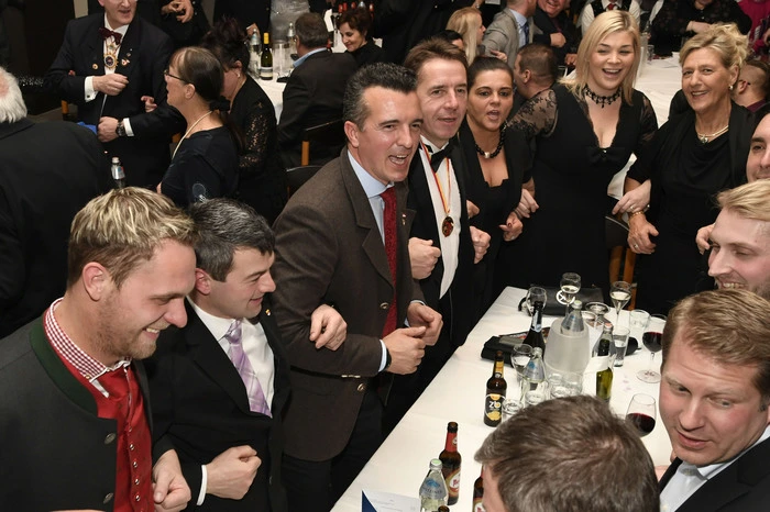 Beste Stimmung auch am Nebentisch: Mit Landesrat Gernot Darmann, Nationalrat Bürgermeister Erwin Angerer aus Mühldorf, und dem Spittaler Lokalmatador Christoph Staudacher, in charmanter Begleitung.