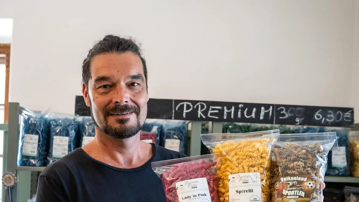 Robert Schwarzl, Betreiber der Nudelproduktion für die Trummer Mühle, zeigt stolz die neuen Sportlernudeln