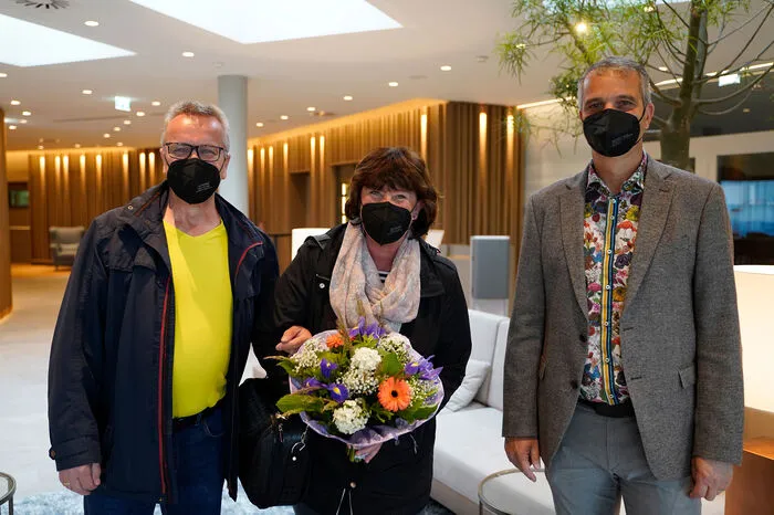 Geschäftsführer Gernot Deutsch (rechts) mit den ersten Gästen nach der Corona-Sperrre.