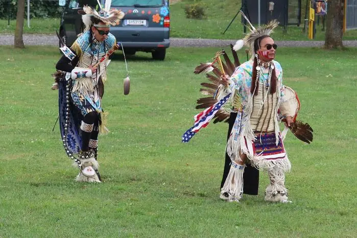 Besonders beeindruckt waren die zahlreich erschienenen Gäste von den „Native Americans“, die mit ihren traditionellen Tänzen einen Einblick in ihre Kultur boten