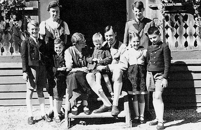 Nikolaus (ganz links) mit Eltern und allen  Geschwistern. Brandhof/Mariazell, etwa 1941