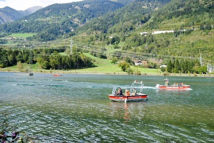 Auch mit Booten war man am Stausee im Einsatz.
