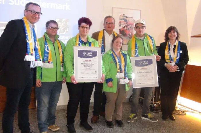 Offizielle Übergabe der Urkunden an die neuen Host Town Programnm-Partner Marktgemeinde Gamlitz, vertreten durch Bürgermeister Karl Wratschko, und Schloss Seggau, repräsentiert von Direktorin Andrea Kager-Schwar.