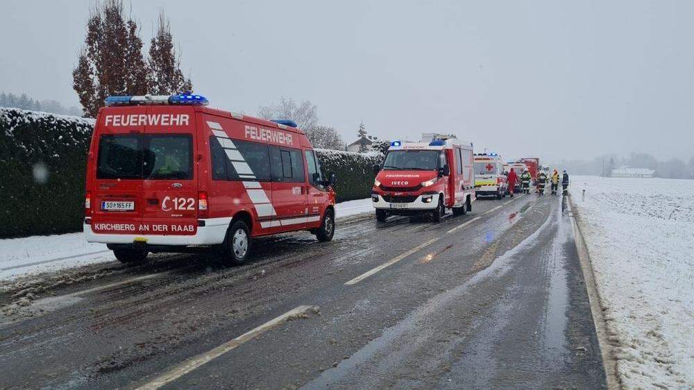 Auf der L 201 bei Berndorf kam es im Schneetreiben zu einem Auffahrunfall