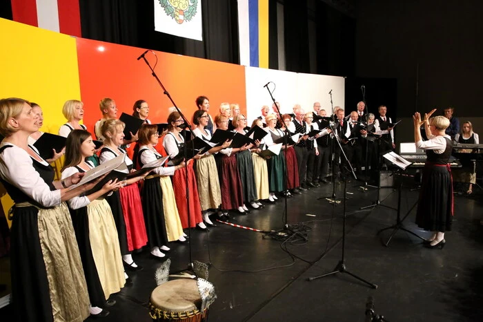 ... der Volksliedchor Feldkirchen (Leitung: Renate Altmann), ... 