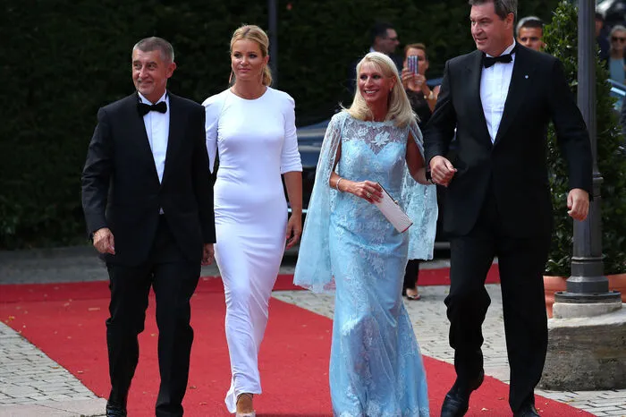 Der tschechische Premier Andrej Babis mit seiner Frau Monika Babisova sowie der bayrische Ministerpräsident Markus Söder mit seiner Frau Karin Baumüller.