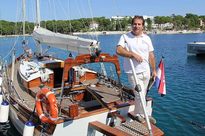 An Bord eines Segelschiffes von Jadranka-Yachting kann man die nahe gelegene Inselwelt erkunden und - mit viel Glück - auch ein paar Delphine sehen.